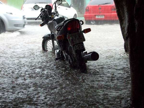 Vejam a moto estacionada at&eacute; onde chegou a &aacute;gua 