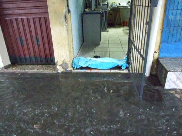 A &aacute;gua chegou invadir a reda&ccedil;&atilde;o do Nossa Cara.com