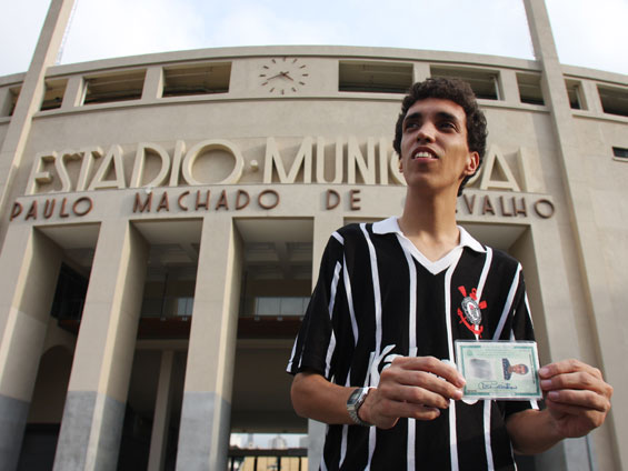 Em frente ao Pacaembu e com a camisa do Corinthians, Danilo Heitor Vilarinho Cajazeira mostra o RG que traz o nome de seu time do cora&ccedil;&atilde;o (Foto: Daigo Oliva/G1)