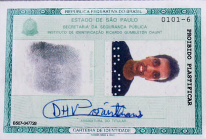 Reprodu&ccedil;&atilde;o do verso do RG, com a assinatura que traz as iniciais do nome e a palavra 'Corinthians' (Foto: Daigo Oliva/G1)