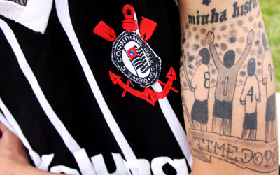 Tatuagem mostra o time de 1976 (Foto: Daigo Oliva/G1)