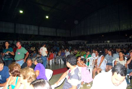 P&uacute;blico lotou o gin&aacute;sio de esportes