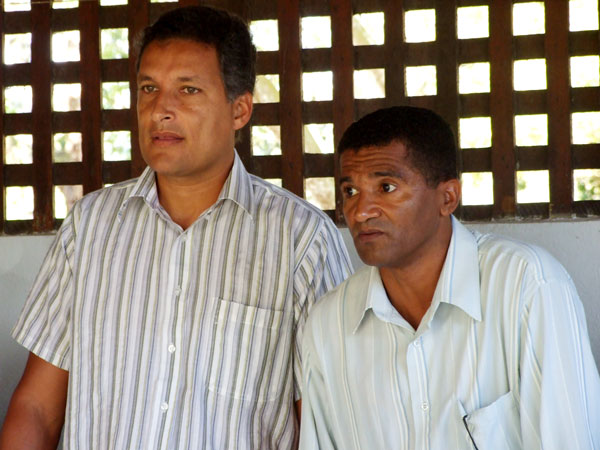 Rielson Lima, prefeito eleito e o vice-prefeito Beto (de camisa estampada), durante a coletiva