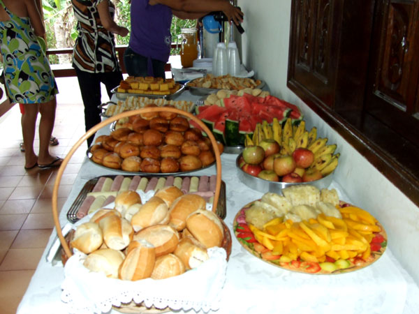 Mesa com um belissimo café da manhã servido os jornalistas e a todos presentes após a coletiva