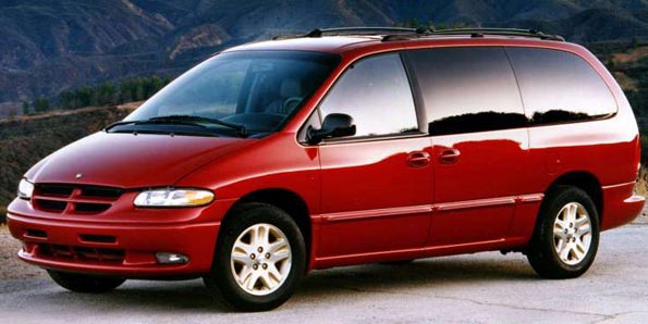 9) Dodge Caravan - Dodge Caravan chegou em 1984 e se tornou o carro ideal para grandes fam&iacute;lia, com capacidade para sete passageiros (Foto: Divulga&ccedil;&atilde;o)