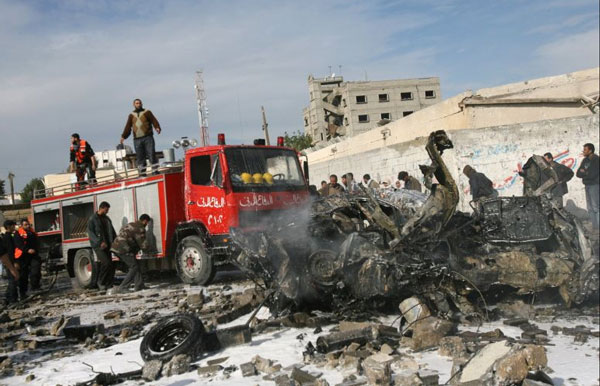 ntegrantes da Defesa Civil palestina chegam a um dos locais atingidos por ataque de m&iacute;sseis da Fora A&eacute;rea israelense, no sul da cidade de Rafah, na Faixa de Gaza; dezenas morreram - Fotos: Said Khatib/AFP