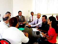 Vereadores e auditores reunidos na C&acirc;mara