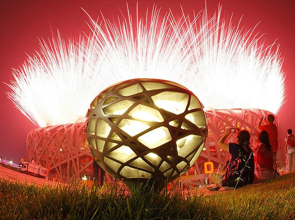   Os fogos iluminam o c&eacute;u na abertura da competi&ccedil;&atilde;o  Ag&ecirc;ncia / Reuters 