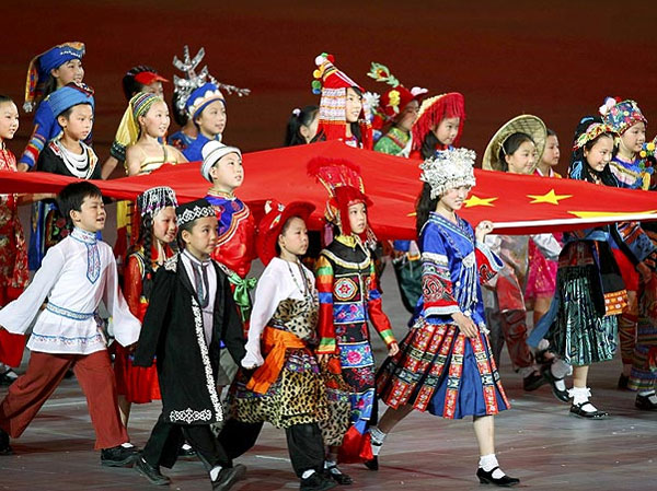 Crian&ccedil;as chinesas trazem a bandeira do pa&iacute;s - Ag&ecirc;ncia/Reuters
