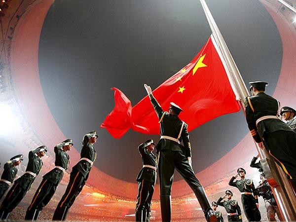   O hasteamento da bandeira da China causa furor na plat&eacute;ia  Ag&ecirc;ncia / Reuters 