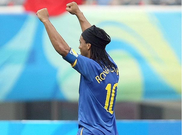   Capit&atilde;o do Brasil, Ronaldinho comemora um dos seus dois gols no jogo  EFE / Ag&ecirc;ncia 