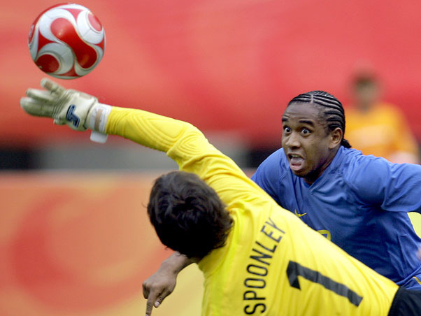   Anderson cabeceia para fazer o primeiro gol do Brasil  AP / Ag&ecirc;ncia 