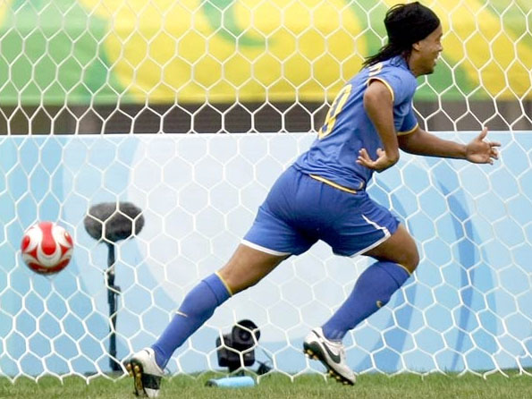   Ronaldinho parte para comemorar  Reuters / Ag&ecirc;ncia 