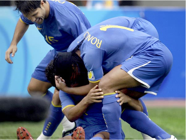  Encoberto, Anderson recebe o abra&ccedil;o de Ronaldinho, enquanto Diego se aproxima  AP / Ag&ecirc;ncia 