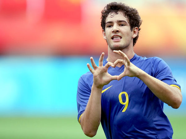  Alexandre Pato faz o famoso cora&ccedil;&atilde;o, mas dedica o gol ao pai no Dia dos Pais  EFE / Ag&ecirc;ncia 
