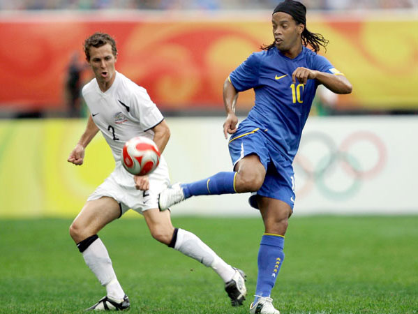   Ronaldinho exibe classe em Shenyang  AP / Ag&ecirc;ncia 