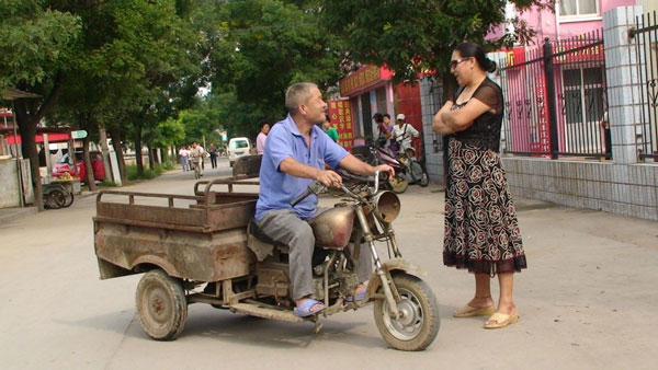 Senhor para motocicleta de transporte de mercadorias p&aacute;ra para conversar com amiga - Rodrigo Bertolotto/UOL