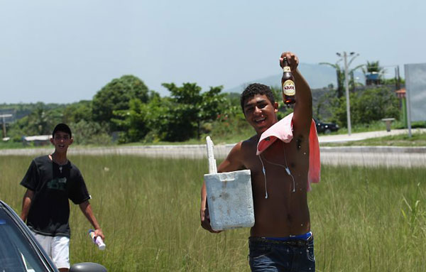Flagrante da venda clandestina de bebidas nas mergens de rodovia