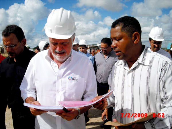 Momento em que o presidente do Conselho de Seguran&ccedil;a entrega a estat&iacute;tica dos crimes em Eun&aacute;polis