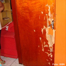 A m&atilde;e destruiu a porta do quarto com a picareta para pegar o filho que escapou por pouco