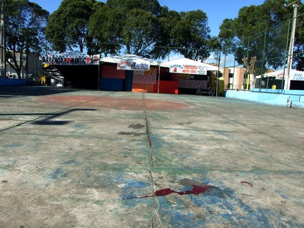 Hoje pela manh&atilde; ainda tinha marcas de sangue na quadra do Pequi em frente a barraca onde aconteceu o assassinato