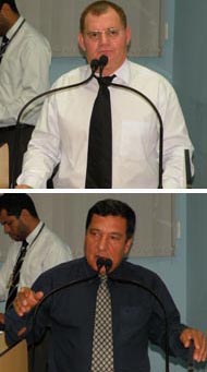 Vereadores Galego do Regional (camisa clara) e Cherubino Jos&eacute; de Souza (camisa preta) enquanto discursavam usando a tribuna da c&acirc;mara