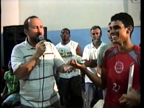 Foto extra&iacute;da do video onde segundo o rep&oacute;rter Teoney Guerra, o prefeito distribui notas de R$ 100 reais