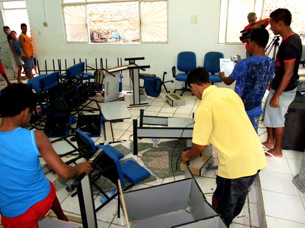 Quebra-quebra do plen&aacute;rio da C&acirc;mara de Guaratinga