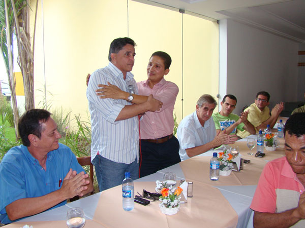 Ap&oacute;s discurso Gilberto Abade parabeniza o prefeito J&acirc;nio Natal