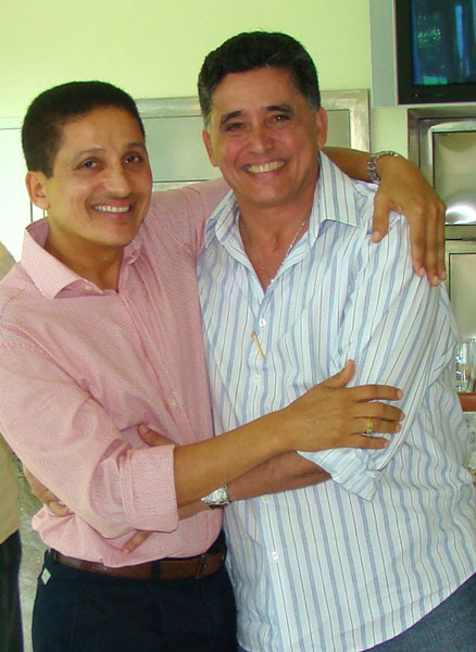 Gilberto Abade, (camisa rosa) e o prefeito J&acirc;nio Natal