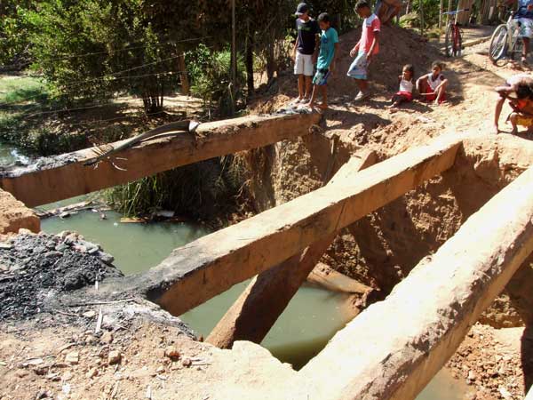 Ponte totalmente destruida pelo povo revoltado