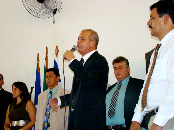 Momento em que o prefeito Ademar Pinto, faz seu discurso de posse