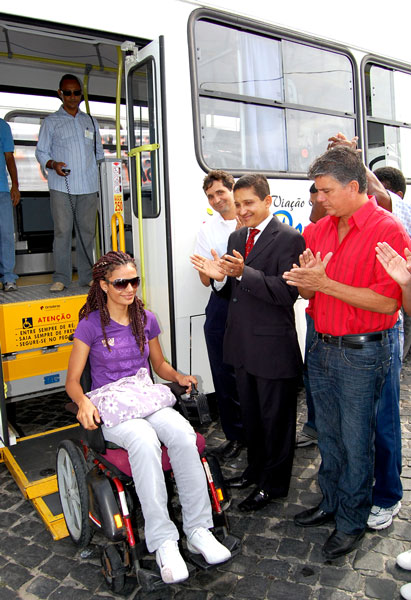 Cadeirante desce a rampa durante o lan&ccedil;amento dos &ocirc;nibus adaptados