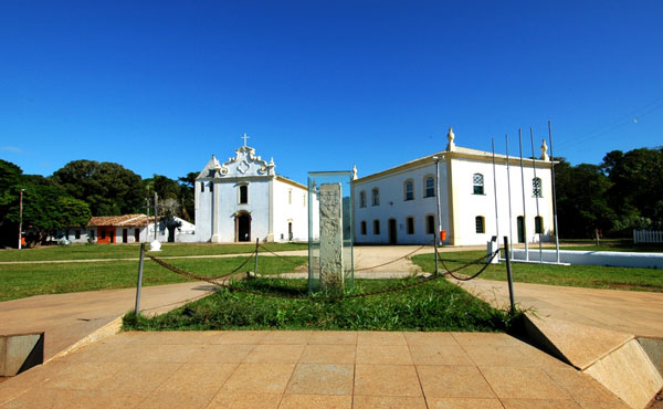 Marco hist&oacute;rico do descobrimento tendo ao fundo a igreja de N.Sa. da Pena e a direita a antiga Casa de C&acirc;mara e Cadeia 