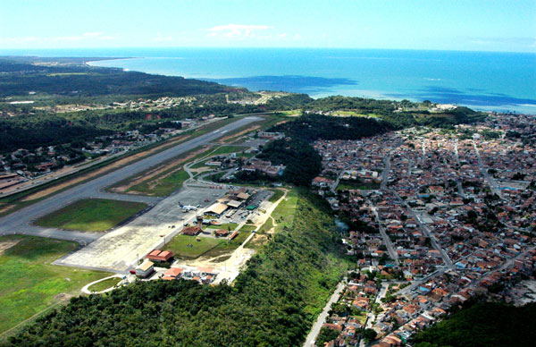 Vista &aacute;rea do aeroporto e parte da cidade de Porto Seguro