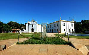 Em primeiro plano Marco Do Descobrimento, Igreja da Pena (equerda) e Casa de Câmara e cadeia (direita) hoje museu