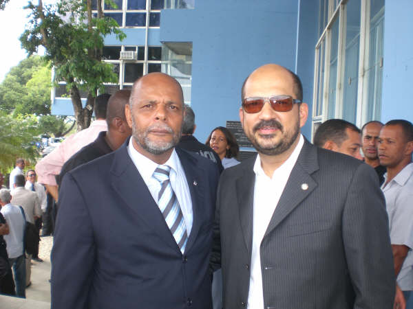 Delegado Deraldo Damasceno e o prefeito Rob&eacute;rio Oliveira no p&aacute;tio da SSP-BA