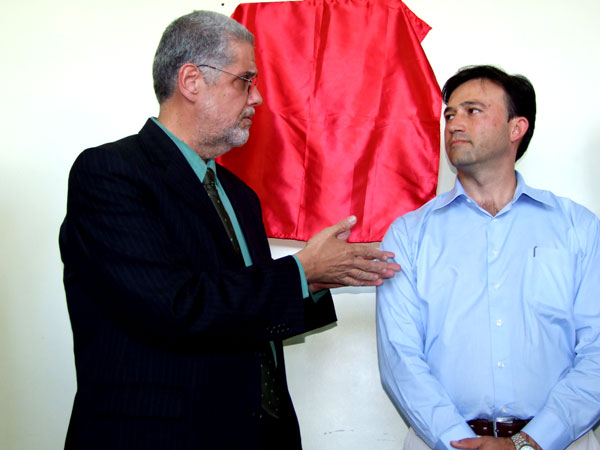 O secret&aacute;rio de Estado da Sa&uacute;de Jorge Solla, com M&aacute;rio Gontijo secret&aacute;rio de Sa&uacute;de de Eun&aacute;polis, quando da passagem do Hemocentro de Regional para o Hemoba