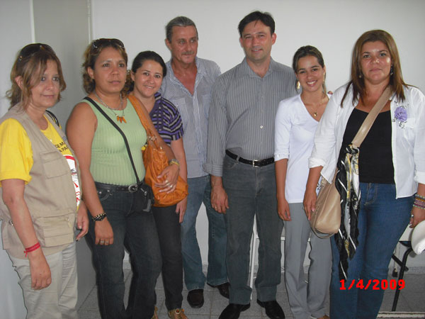 F&aacute;tima Garrido da Venezuela(E)tendo no centro Fl&aacute;vio Will da Suvisa