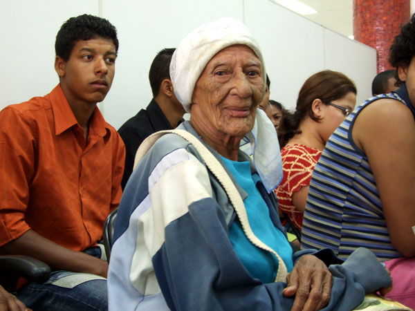 Dona Maria Bernardina, veio ao SAC, tirar carteira de identidade