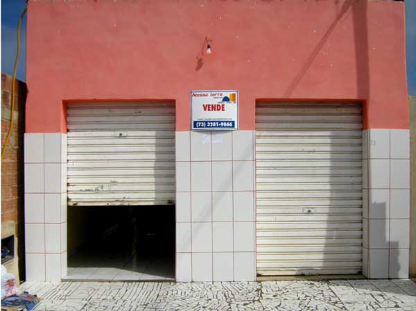   Vende-se Casa no Dinah Borges: Ponto Comercial + casa nos fundos com 2/4, sala, cozinha, banheiro social, &aacute;rea de servi&ccedil;o, quintal. C&oacute;digo: C37