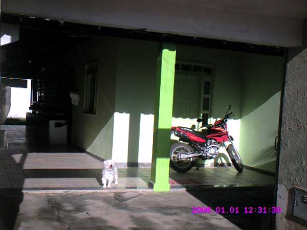 Casa no centro: Suite 02 quartos, 02 salas, cozinha, &aacute;rea de servi&ccedil;o, garagem grande. C120