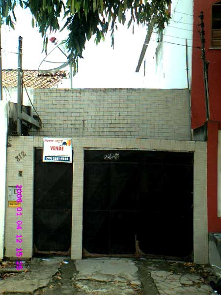 Casa no centro: 02 quartos, sala, cozinha e banheiro