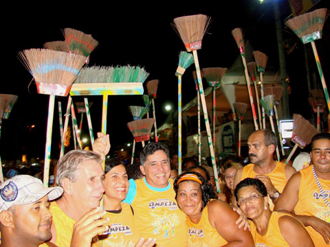 Miguel Ballejo e J&acirc;nio Natal no bloco dos garis