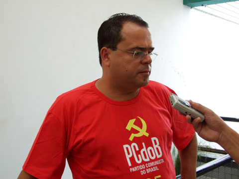 Fernando Correlo, sendo entrevistado por Teoney Guerra