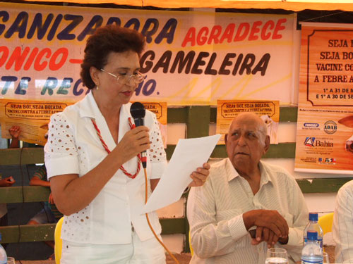 Eline Beth&ocirc;nico discursa em nome de seu pai agradecendo a homenagem