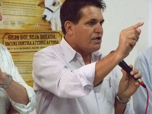 Paulo Dap&eacute;, durante seu discurso ainda na Casa da Agricultura em Eun&aacute;polis