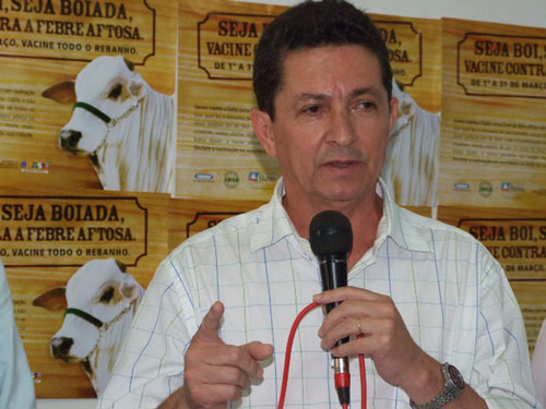 O secretário Geraldo Simões, discursando