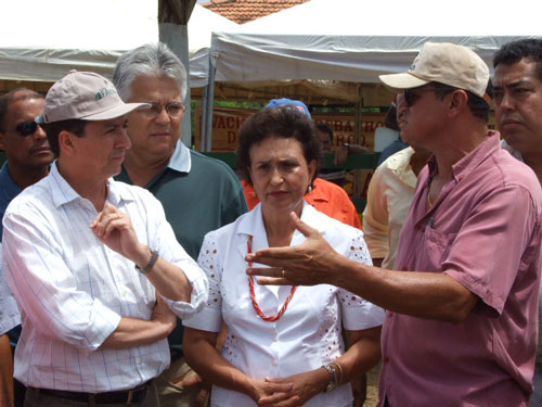 O administrador da Fazenda Gameleira, Nil, faz uma explana&ccedil;&atilde;o sobre o composto bovino RED TAP