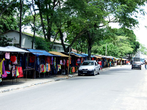 As 32 barracas conferem um colorido &agrave; Avenida Santos Dumont